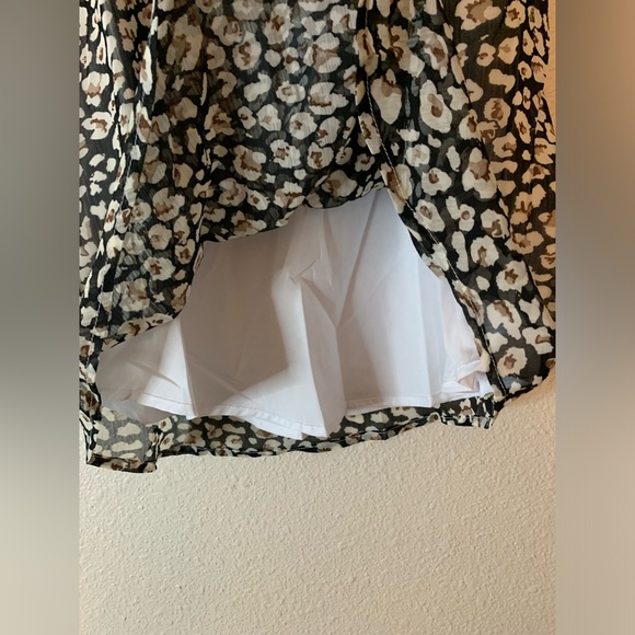 NWT V Neck Flutter Sleeve Light Weight Animal Print Top - Picture 8 of 9